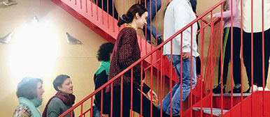 Studienreise Brüssel Studierende auf Treppe