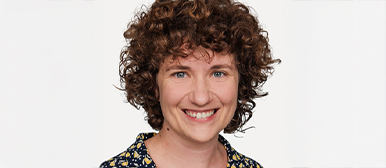 Ein Bild von Kezia Zurbrügg, der künstlerischen Assistentin des Studiengangs Video, vor einem weissen Hintergrund. 