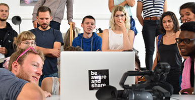 Studierende vom Bachelor Video in einer Unterrichtssituation