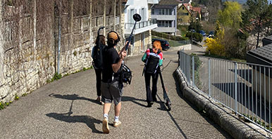 Studierende beim Filmen draussen