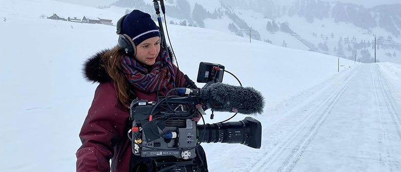 BA Video Studentin als Kamerafrau im Schnee