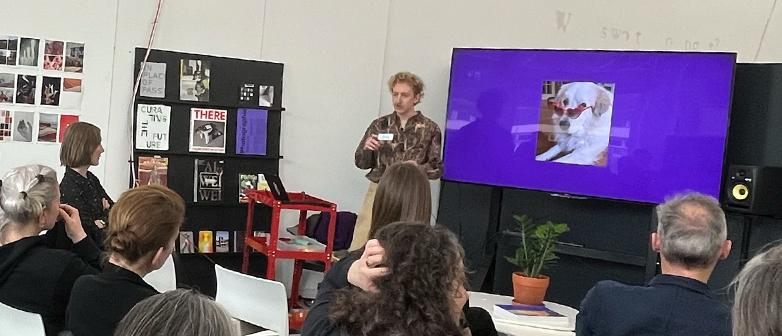 Studierender präsentiert seine Arbeit