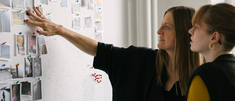 Bildbesprechung mit Studierenden