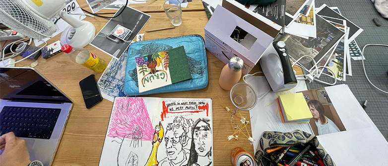 Arbeitstisch mit vielen Utensilien