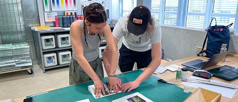 Zwei Studis arbeiten in der Werkstatt