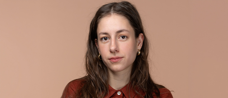 Portrait von Sara Steinmann, Künstlerische Assistentin beim BA Camera Arts. 