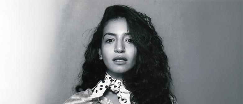 Ein schwarz-weiss Bild von der neuen Camera Arts Dozentin Yumna Al-Arashi.