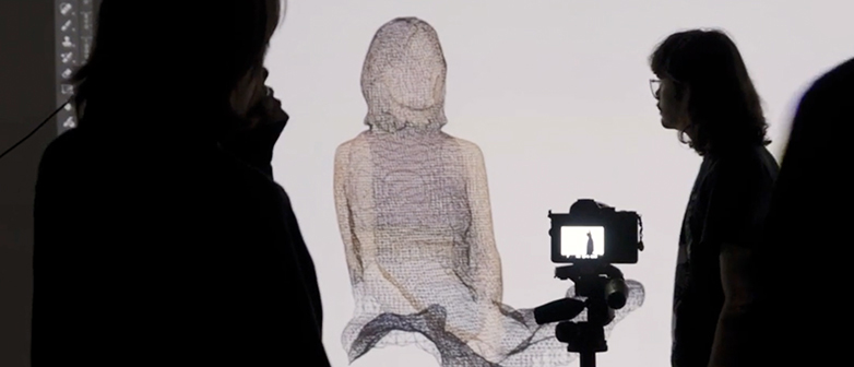 Studierende stehen vor einer Projektion