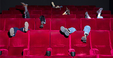 Ein Mann streamt sein Gesicht mit einer GoPro auf einen Bildschirm