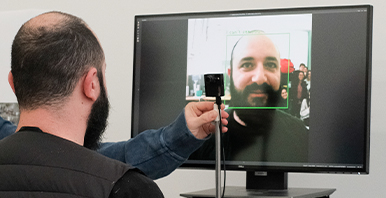Ein Mann streamt sein Gesicht mit einer GoPro auf einen Bildschirm
