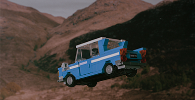 Ein fliegendes Auto in Wüstengebirge