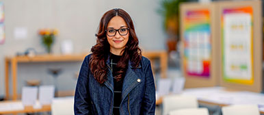 Portrait von Michelle Arocha, eine bruanhaarige junge Frau mit Jeansjacke