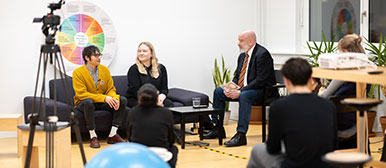 The alumni Julia Ahlberg and Andreas Zesiger are interviewed.