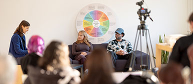 The alumni Tamara Jeggli and Yehia Abouzaid sitting on a sofa and are interviewed.