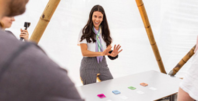 Eine Studentin stellt ihr Arbeit vor