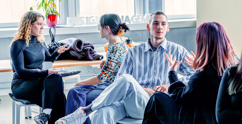 Studierende besprechen ihre Projekte