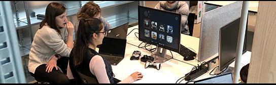 Studierende arbeiten am Computer