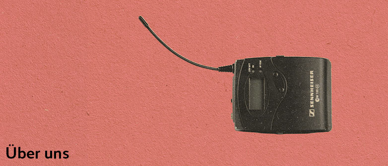 Ein Ton-Aufnahmegerät auf einem lachsfarbenen Hintergrund