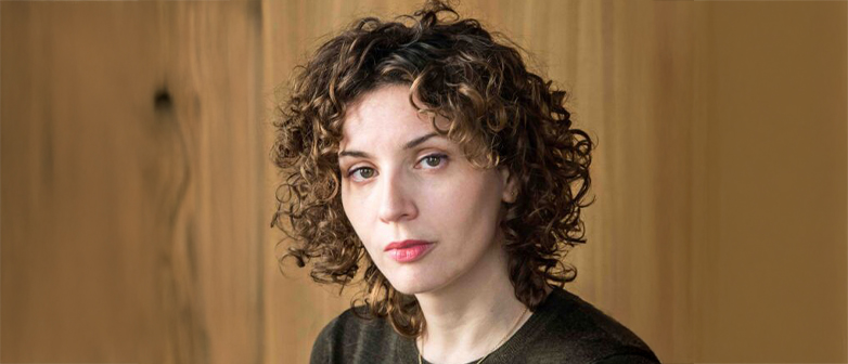 Portrait von Mila Turajilic, Dozentin beim Master Film der HSLU – Design Film Kunst.