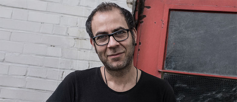 Portrait von  Khaled Abdulwahed, Hintergrund mit generativer KI erweitert