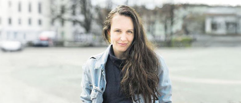 Portrait Nicole Vögele, Bildhintergrund mit generativer KI erweitert