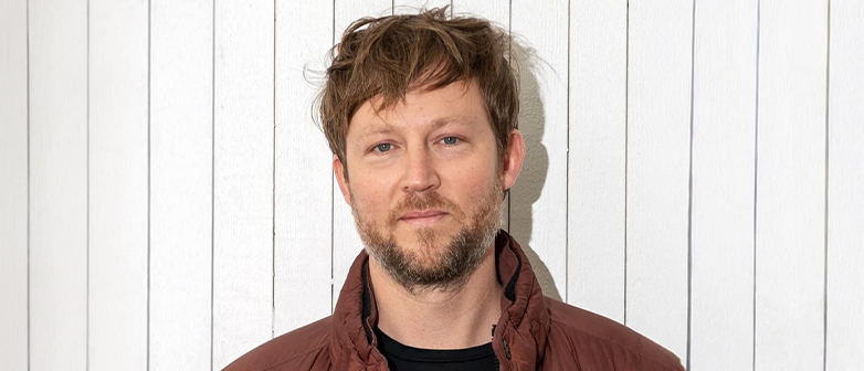 Portrait von Cyrill Schaueblin, Dozent beim Master FIlm an der HSLU – Design Film Kunst. 