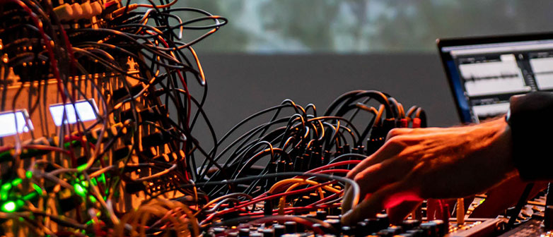 Soundinstallation von Marcus Maeder. Ersichtlich sind viele Kabel und ein Mischpult.