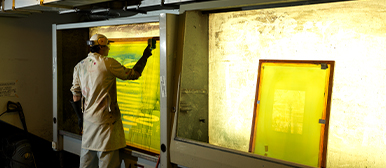 Praktischer Unterricht im Siebdruckatelier – Studierende der HSLU Design Film Kunst bei der Arbeit mit Belichtungsrahmen.