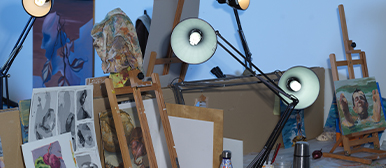 Künstlerische Arbeitsplätze im Atelier – Staffeleien, Skizzen und Stillleben an der HSLU Design Film Kunst.