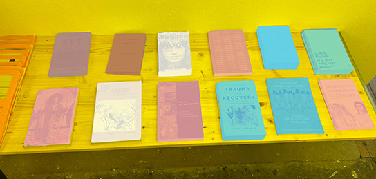 Tisch mit Publikationen 