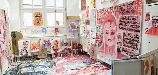 Raum mit gemalten Bildern