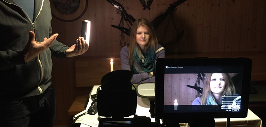 Kamera, die eine Frau filmt