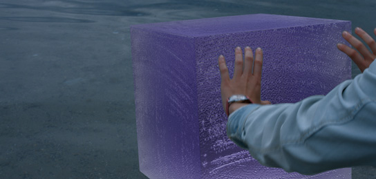 Hände an einem Würfel