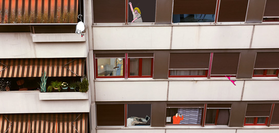 Eine Blockfassade mit vielen Fenstern, aus denen Leute herausgucken