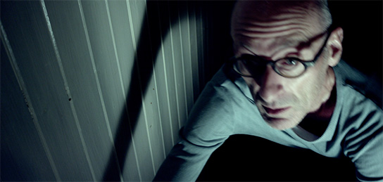 Der Schauspieler Christoph Oertli glubscht in die Kamera