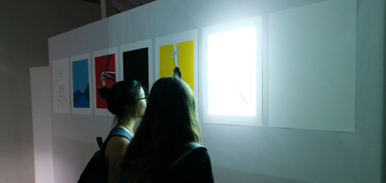 Leute vor einer Projektion