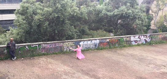 Vera auf einem weiten beinahe leeren Platz