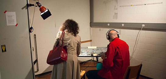 Zwei Besucher beim Betrachten einer Arbeit