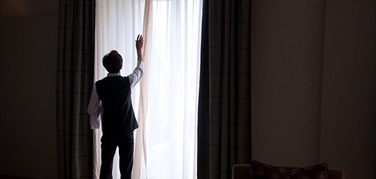 Mann berührt Vorhang