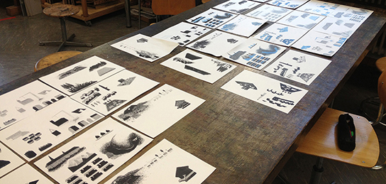 Schwarz-weiss Druck auf Tisch