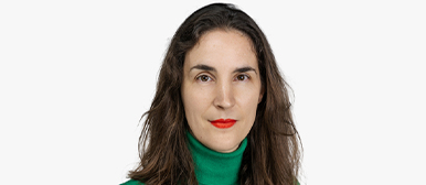 Ein Bild von Desiree Good, der neuen Co-Leiterin des gestalterischen Vorkurs. Der Hintergrund ist weiss. 