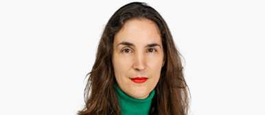Ein Bild von Desiree Good, Co-Leiterin des gestalterischen Vorkurs. Der Hintergrund ist weiss. 