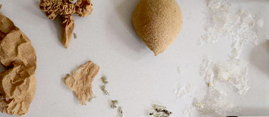 Beige und weisse Materialien auf einem weissen Hintergrund