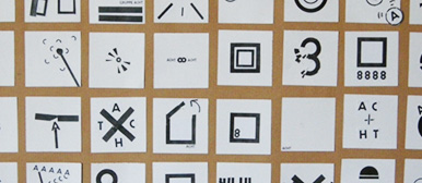 Verschiedene weisse Zettel mit schwarzen Piktogrammen ausgelegt