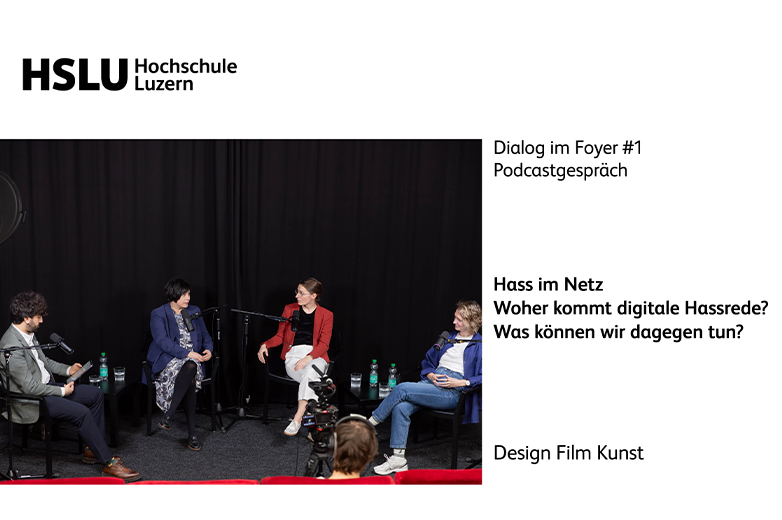 Vier Personen hocken im Halbkreis und haben eine Diskussion. Ein Kameramann nimmt das ganze Gespräch auf. Das gehört zum Podcast Dialog im Foyer.