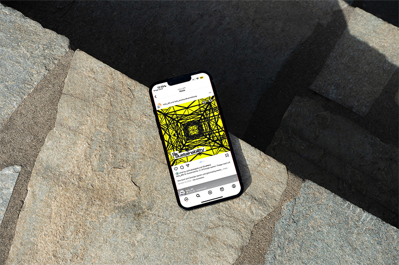 Smartphone mit Social-Media-Posts zum Thema Nachhaltigkeit, gestaltet mit auffälligen Grafiken und Bildmotiven aus Alltag und Mobilität.