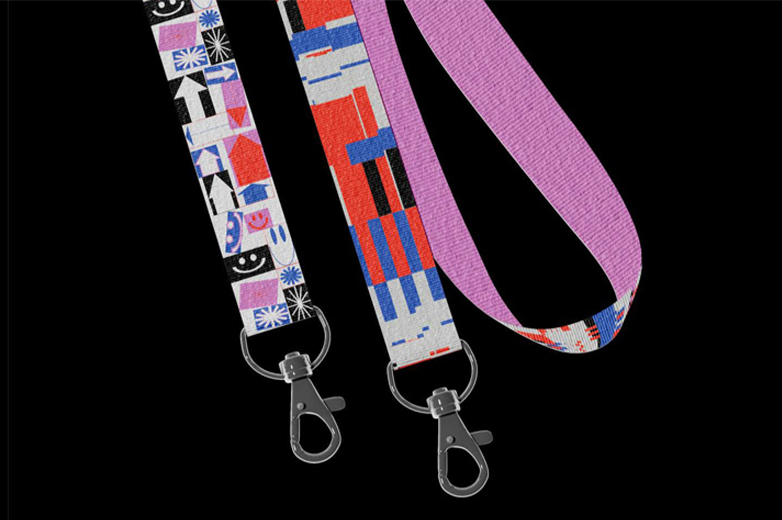 Zwei bedruckte Schlüsselbänder mit grafischen Motiven aus dem Axians-Flyer, vor schwarzem Hintergrund.