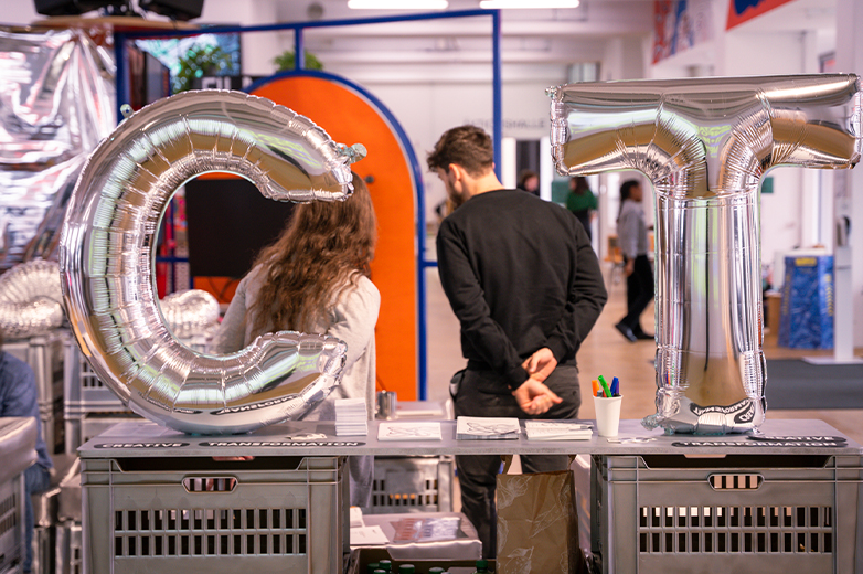 Visuelle Identität, Kommunikationsmittel und Ausstellungseinblicke des Bachelor Creative Transformation der HSLU, mit Printprodukten, Installationen, Workshops und Anwendungen im realen Kontext.