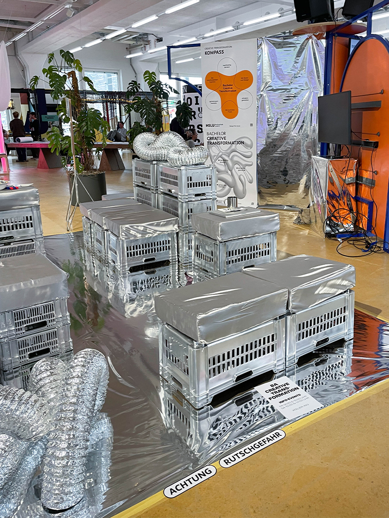 Visuelle Identität, Kommunikationsmittel und Ausstellungseinblicke des Bachelor Creative Transformation der HSLU, mit Printprodukten, Installationen, Workshops und Anwendungen im realen Kontext.