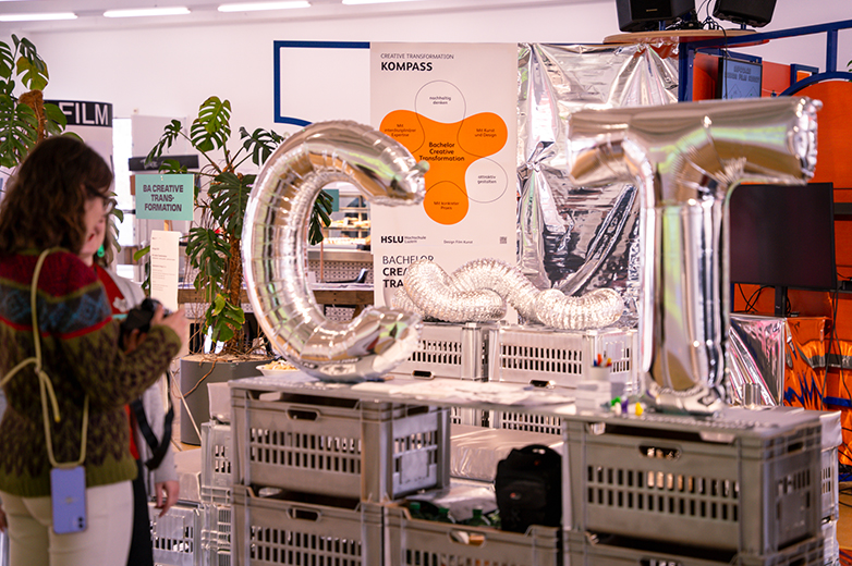 Visuelle Identität, Kommunikationsmittel und Ausstellungseinblicke des Bachelor Creative Transformation der HSLU, mit Printprodukten, Installationen, Workshops und Anwendungen im realen Kontext.